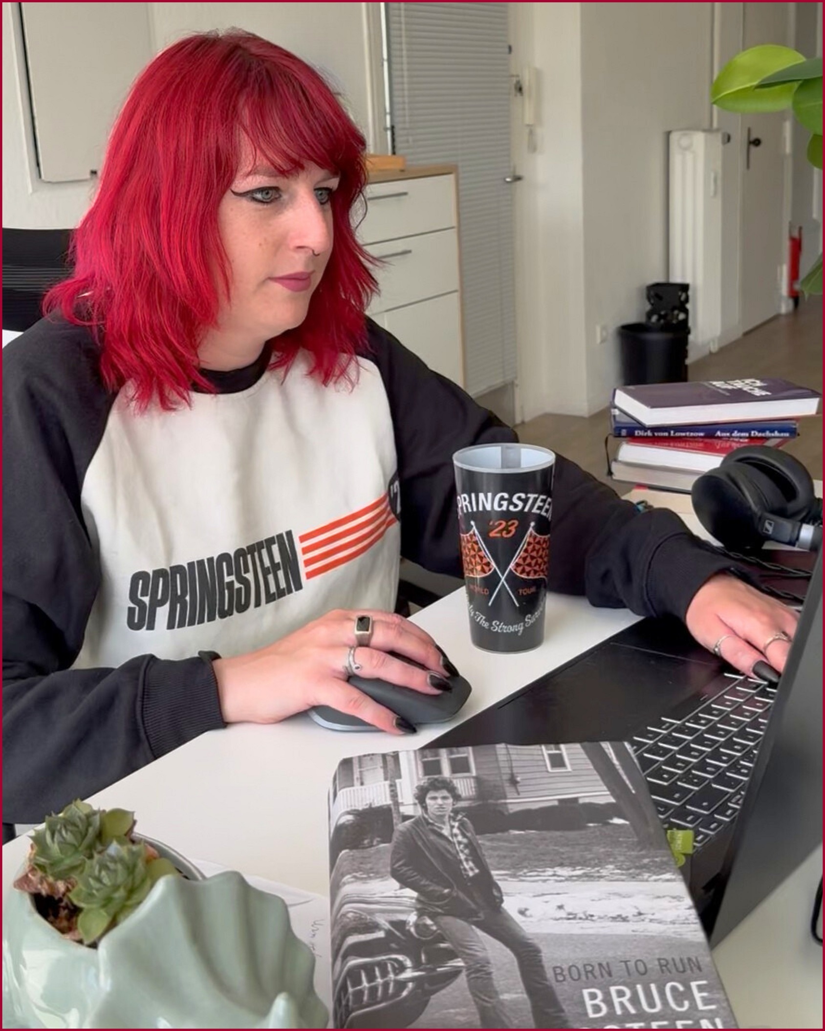 Michelle Szellas im Büro von Lektorat Unker in Hamburg. Vermutlich ist sie ein Bruce-Springsteen-Fan. Und Fan-Artikel-Sammlerin. Das Foto wurde am 07.08.2025 aufgenommen.